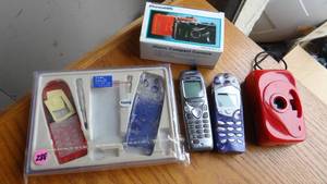 lot 288 image: VINTAGE LOT OF CELL PHONES AND CAMERAS