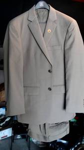 lot 186 image: MENS WAREHOUSE RACK PULL  - NEW PRONTO UOMO SUIT (40R34W)