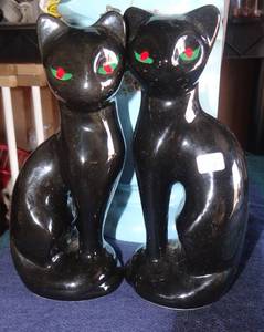 lot 302 image: CUTE PAIR OF PORCELAIN BLACK CATS