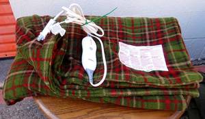 lot 316 image: VINTAGE SUNBEAM HEATED THROW BLANKET