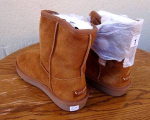 lot 319 image: NEW PAIR KOOLABURRA UGG BOOTS - SIZE 1 (RETAIL $60)
