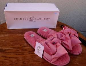 lot 323 image: CHINESE LAUNDRY WOMENS SLIPPERS - FANCY PINK  - SIZE 78 (NEW WITH TAGS)