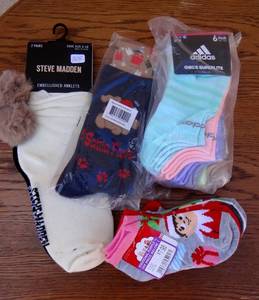 lot 329 image: GIRLS ASSORTMENT OF SOCKS (15 PR TOTAL)