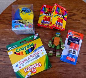 lot 331 image: ASSORTED CHILDRENS CRAFT LOT