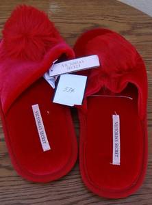 lot 334 image: VICTORIA SECRETS WOMENS PLUSH SLIPPERS - NEW WITH TAGS