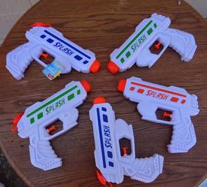 lot 341 image: SET OF 5 SPLASH WATER PISTOL GUNS