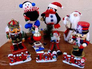 lot 348 image: NICE COLLECTION OF CHRISTMAS TABLETOPS INCLUDING 2 NUT CRACKERS