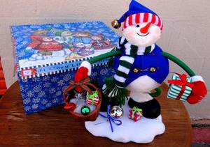lot 354 image: VERY CUTE HAPPY SNOWMAN IN GIFT BOX