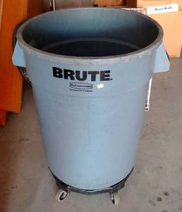 lot 366 image: LARGE BRUTE TRASH CAN (BY RUBBERMAID) WITH WHEELS (EASY TO MOVE AROUND)