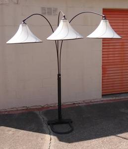 lot 368 image: RETRO FLOOR LAMP WITH THREE ADJUSTABLE LIGHT ARMS (SHADES IN GOOD CONDITION)