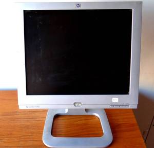 lot 374 image: HP PAVILION 1703 ADJUSTABLE COMPUTER MONITOR - NO CABLES