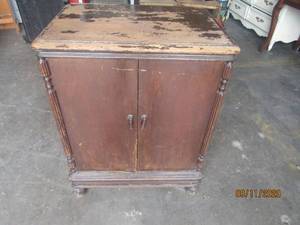 lot 223 image: ANTIQUE PEFFER VICTOR RADIO AMPLIFIER 245&nbsp&nbsp26 L X 16 X 34 H&nbsp