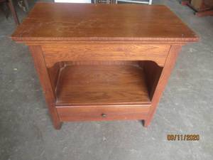 lot 231 image: THOMASVILLE LEGACY ONE DRAWER NIGHT STAND&nbsp&nbsp30 L X 17 X 30H&nbsp