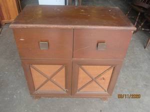 lot 237 image: VINTAGE HOFFMAN RECORD RADIO WOOD CABINET&nbsp