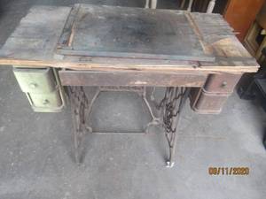 lot 250 image: VINTAGE SINGER SEWING MACHINE WITH CABINET&nbsp&nbspTABLE HAS DAMAGE SEE PIC&nbsp