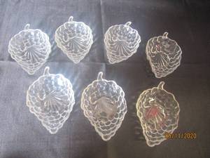 lot 257 image: TOTAL OF 7 STRAWBERRY DESIGN GLASS SNACK DISHES&nbsp&nbsp SMALL CHIPS ON STEM&nbsp