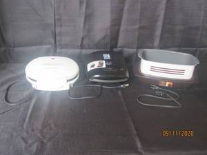 lot 261 image: THREE SMALL KITCHEN APPLIANCES&nbsp&nbsp- HAMILTON BEACH GRILL&nbsp- GEORGE FOREMAN LEAN MEAN FAT GRILLING MACHINE&nbsp&nbsp- WEST BEND SLOW COOKER&nbsp