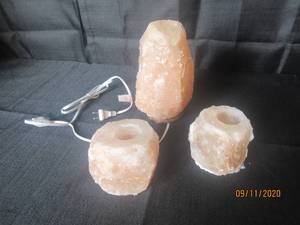lot 270 image: TOTAL OF 3 HIMALAYAN SALTS&nbsp&nbsp- LAMP &amp&nbsp 2- TEALIGHT HOLDERS