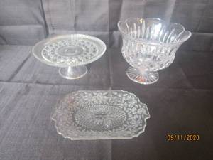 lot 272 image: &nbsp-VINTAGE GLASS PEDESTAL CAKE PLATE 11 DIAM&nbsp&nbsp- 10 DIAM GORHAM FULL LEAD CRYSTAL PEDESTAL BOWL&nbsp HAS 2 CHIPS ON RIM SEE PIC&nbsp&nbsp- VINTAGE SNACK&nbsp PLATTER 11 L&nbsp