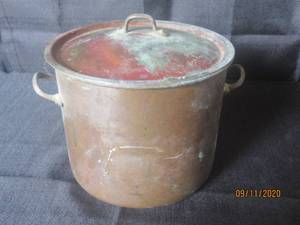 lot 275 image: ANTIQUE FRENCH COPPER POT WITH LID&nbsp