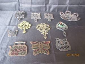lot 276 image: TOTAL OF 11 CASTIRON TRIVETS INCLUDING 2 STAINED GLASS TRIVETS&nbsp