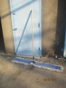 lot 295 image: RUBBERMAID M16&nbsp DUST MOP 64 L&nbsp
