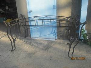 lot 296 image: ANTIQUE IRON DAYBED&nbsp