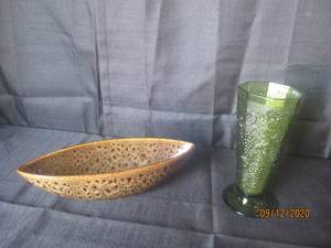 lot 299 image: ELEGANT EXPRESSIONS BY HOSLEY CERAMIC BOWL &amp VINTAGE INDIANA COLONY GREEN GLASS&nbsp HARVEST&nbsp GRAPE VASE&nbsp