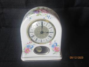 lot 302 image: VINTAGE GRAYSHOTT PORCELAIN DESK MANTLE CLOCK AVONDALE MADE IN ENGLAND