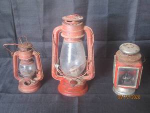 lot 304 image: TOTAL OF 3 VINTAGE RED METAL LANTERNS&nbsp