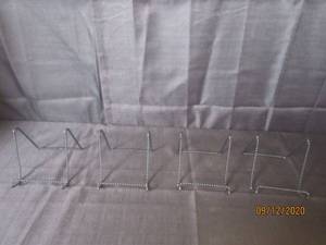 lot 320 image: TOTAL OF 4 BLACK TWISTED WIRE STAND SINGLE LARGE PLATE HOLDERS
