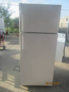 lot 365 image: GE REFRIGERATOR&nbsp