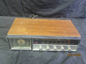 lot 378 image: WESTCLOX SOLID STATE INSTANT SOUND AMFA MPX CLOCK RADIO RC-2020X