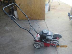 lot 12 image: BRIGGS AND STRATON YARD MACHINES MODEL 25A-550A129