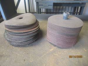 lot 39 image: GENEROUS AMOUNT OF ROUND SANDING DISC 7 DIAM