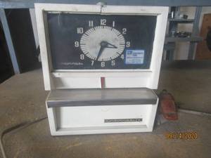 lot 43 image: VINTAGE CINCINNATI&nbsp PUNCH TIME WORK CLOCK&nbsp