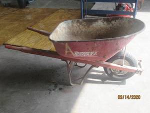 lot 67 image: RAZORBACK WHEEL BARREL