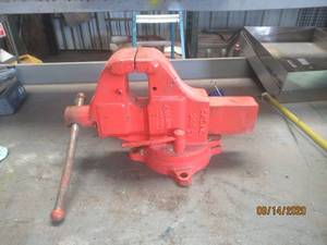 lot 96 image: TABLE MOUNT SWIVEL VISE&nbsp