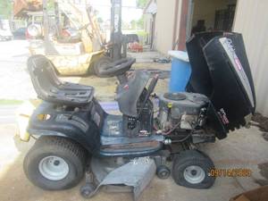 lot 113 image: CRAFTSMAN RIDING LAWNMOWER DYT4000 21V-TWIN BOB VILLA SIGNATURE SERIES