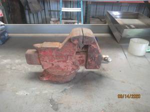 lot 95 image: TABLE MOUNT SWIVEL VISE&nbsp