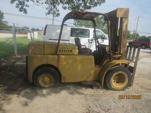 lot 137 image: HYSTER FORKLIFT NEEDS WORK