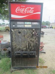 lot 141 image: OLD COCA COLA VENDING MACHINE&nbsp