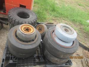 lot 142 image: PALLET OF ASSORTED FORKLIFT TIRES