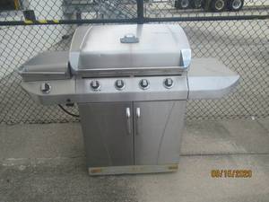 lot 222 image: COMMERCIAL INFARED CHAR-BROIL GAS (LP) GRILL