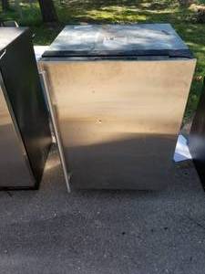 lot 292 image: U-Line U3024RS01A 24 Stainless Built-In Compact Refrigerator