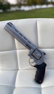 lot 39 image: Taurus 44 mag Raging Bull Pistol