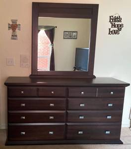 lot 7 image: Dresser with mirror, matches lot 6