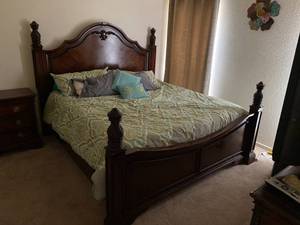 lot 32 image: King Size bed