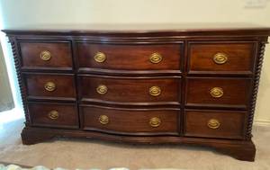 lot 33 image: 9 Drawer Dresser