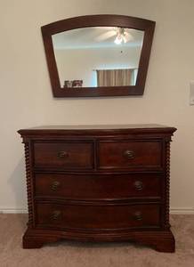 lot 35 image: 4 drawer dresser with Mirror
